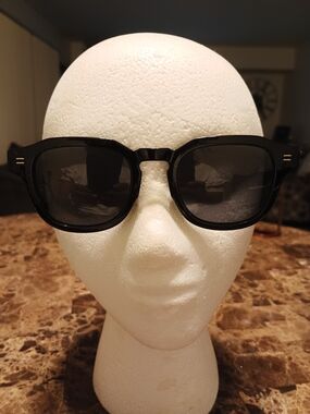Classic Black Women’s Sunglasses - Timeless UV Protection